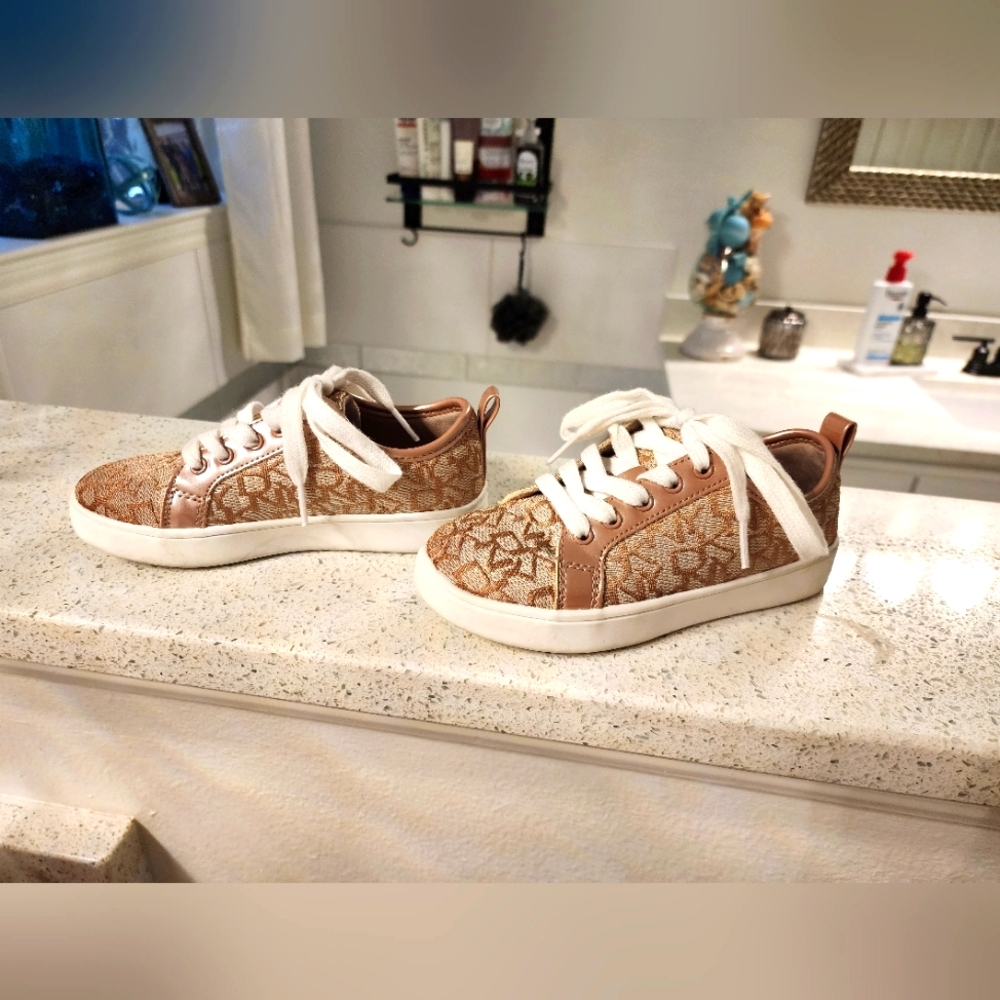Like New Dkny girls shoes size 11 great condition